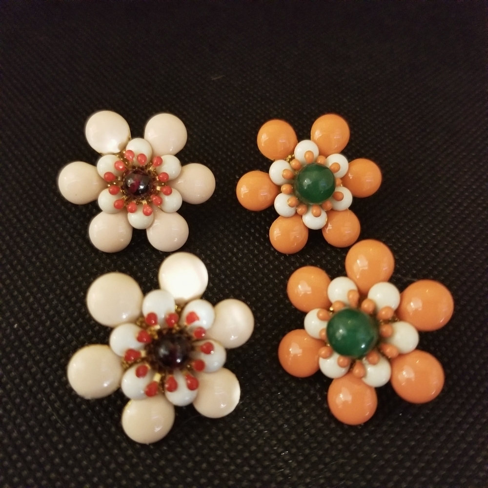2 pairs of Earrings